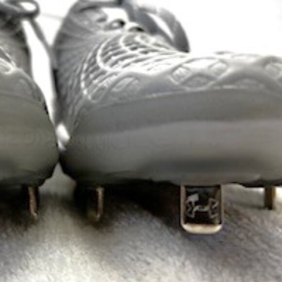 Under Armour Glyde 2.0 Softball Cleat in gray/metallic silver NWOT Size 9 - Picture 3 of 9